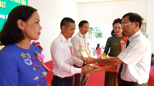 BI THU THI UY TRAO GIAY KHEN NTM KIEU MAU.jpg