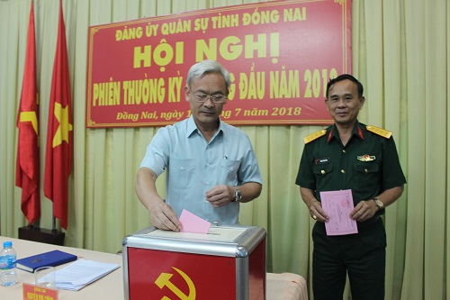 Bí Thư Tỉnh ủy, BT ĐUQS tỉnh bỏ phiếu bầu bổ sung UV BTVĐUST.JPG