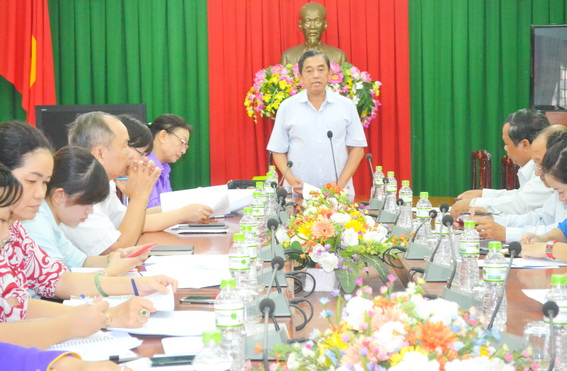 Chiều 4-12, đồng chí Huỳnh Văn Tới, Ủy viên Ban TVTU, Chủ tịch Ủy ban MTTQ tỉnh, Trưởng ban vận động Quỹ “Vì người nghèo”.JPG