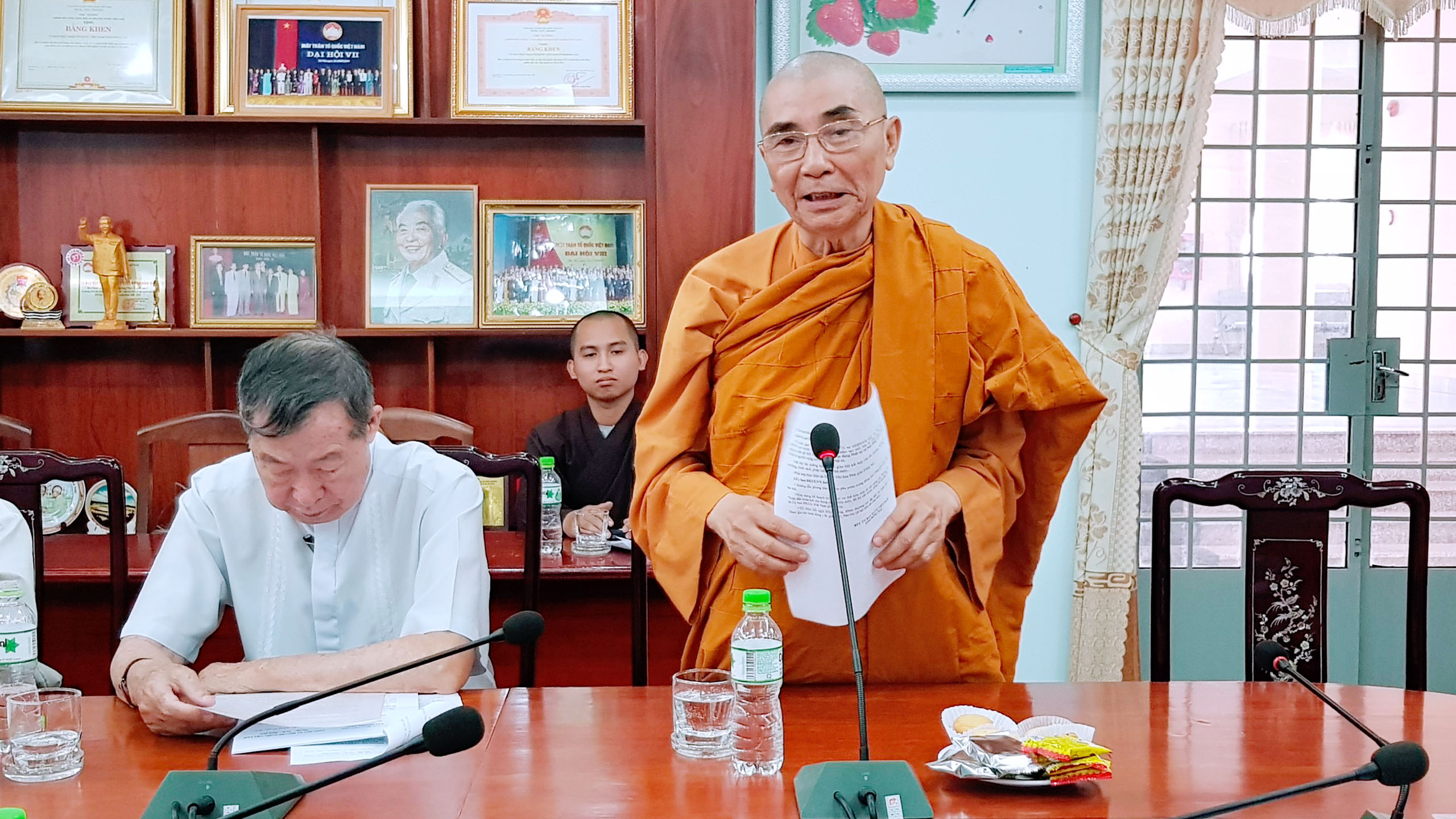 Hòa thượng Thích Giác Quang trao đổi tại cuộc họp .jpg