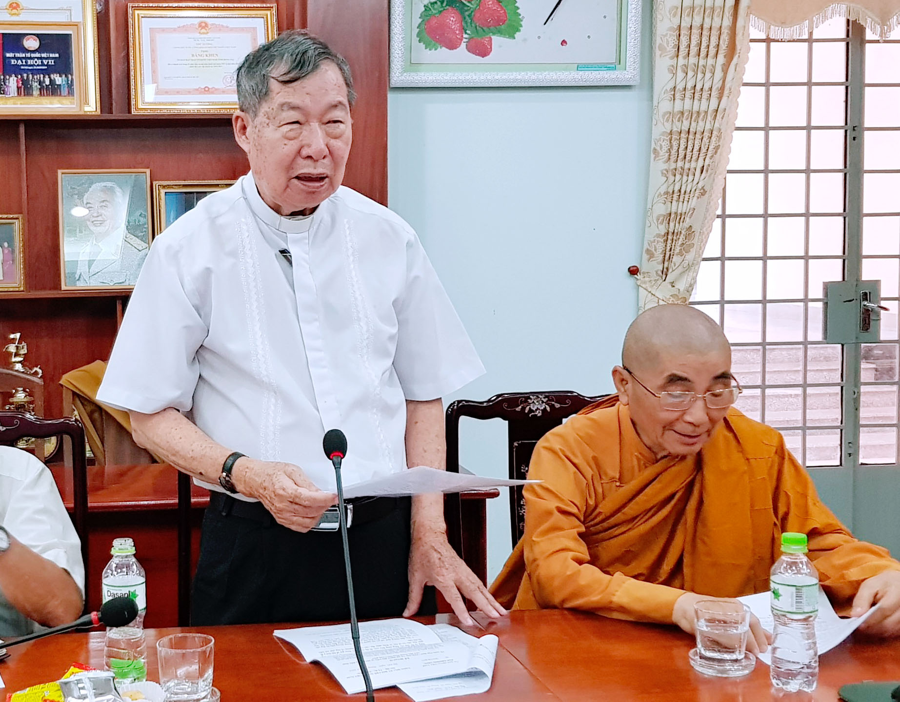 Linh mục Trần Xuân Thảo trao đổi tại cuộc họp.jpg
