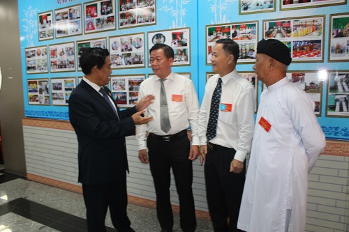Nguyên Chủ tịch MTTQVN tỉnh trao đổi với tân Chủ tịch MTTQ VN vừa được hiệp thương (thứ 2 từ trái qua) (2).JPG