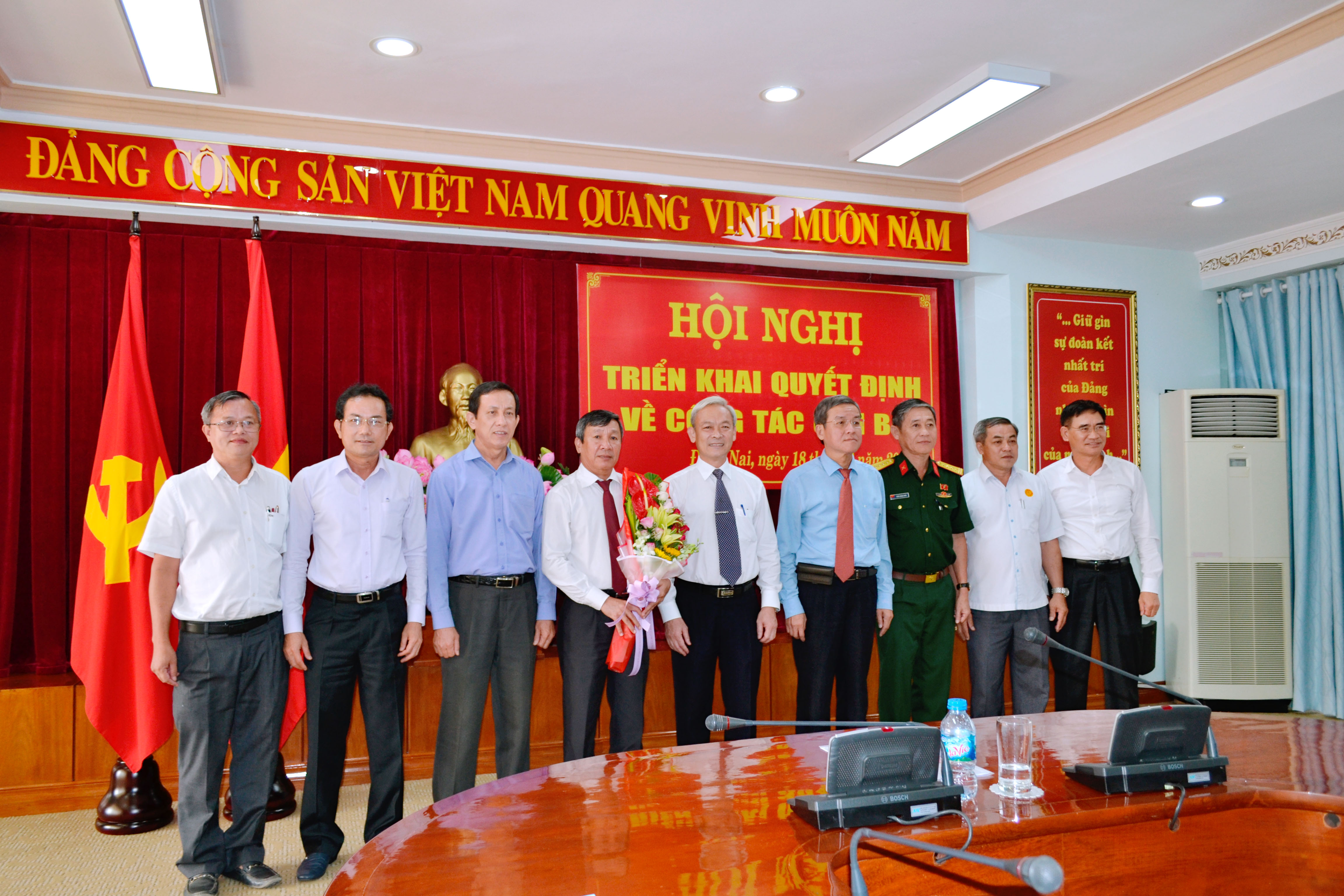 các đc Ủy viên Ban TVTU chúc mừng đc Sơn.JPG