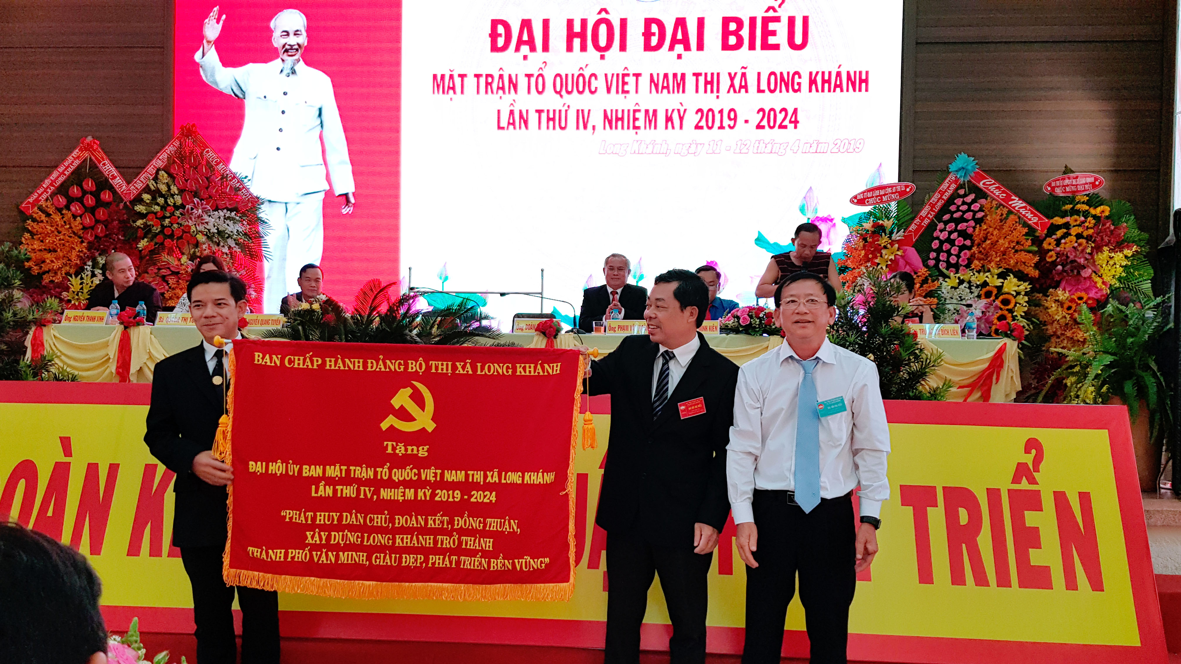 Ông Nguyễn Văn Nải - Bí thư Thị ủy tặng bức trướng.jpg