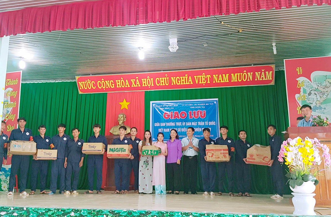 đc Bùi Thị Liễu trao quà tại cơ sở điều trị nghiện ma túy tỉnh.jpg