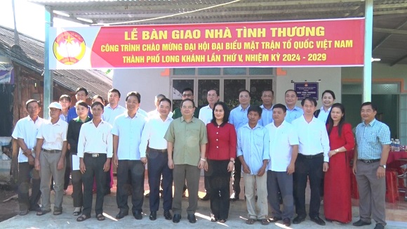 1. ãnh đạo tỉnh, thành phố, Ngân hàng Vietcombank ​tham dự buổi lễ bàn giao nhà tại xã Bình Lộc.jpg