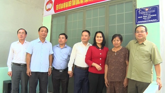 3. Lãnh đạo tỉnh và thành phố, trao nhà cho hộ bà Huỳnh Thị Phượng - khu phố 1, phường Xuân Bình.jpg