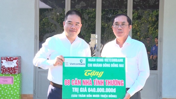 4. Ngân hàng VietcomBank chi nhánh Đông Đồng Nai hỗ trợ xây 08 căn nhà tình thương.jpg