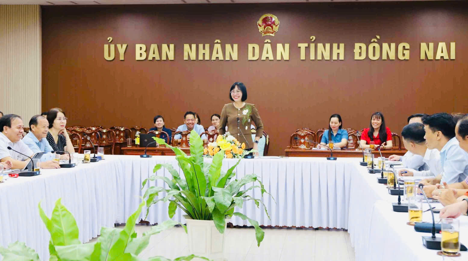Phó chủ tịch UBND tỉnh - Chủ tịch Hội đồng thẩm định xét, công nhận địa phương đạt chuẩn nông thôn mới, nông thôn mới nâng cao và nông thôn mới kiểu mẫu tỉnh Đồng Nai Nguyễn Thị Hoàng chủ trì buổi làm việc. Ảnh: B.Nguyên