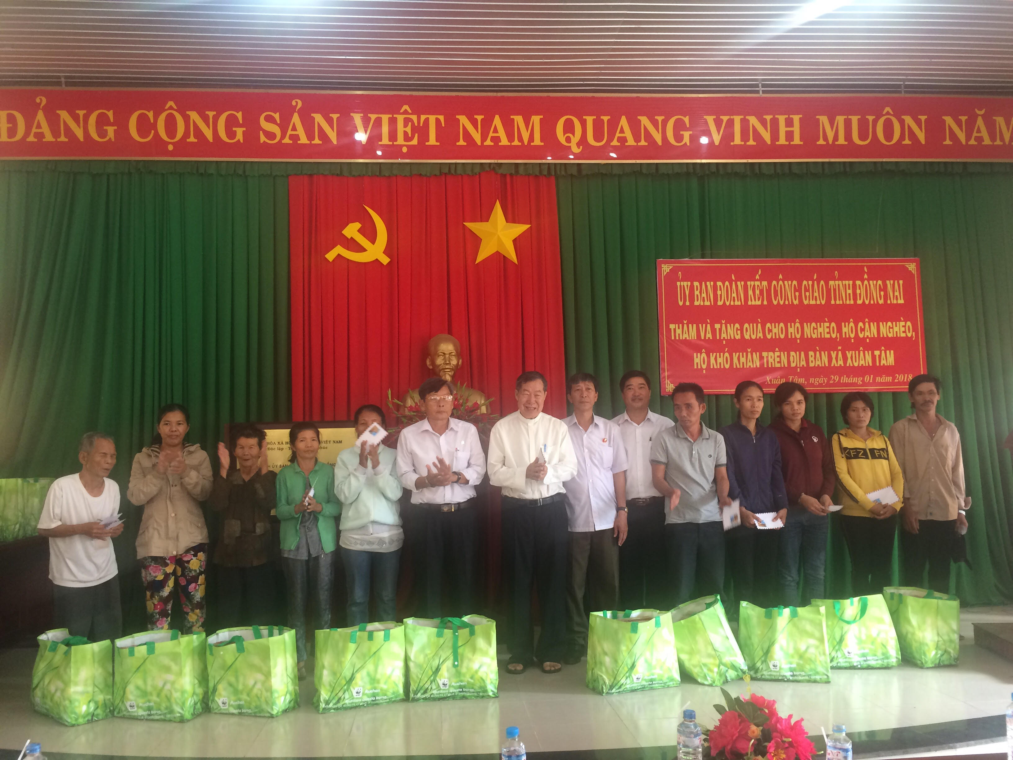 tặng quà tết, LM Thảo.jpg