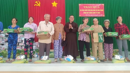 200118  Xã Bàu Trâm tặng quà hộ khó khăn.jpg
