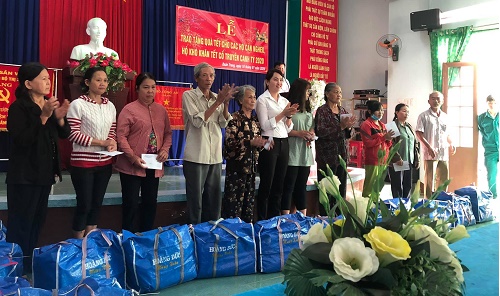 200118 P. Xuân Trung tặng quà hộ cận nghèo, khó khăn.jpg