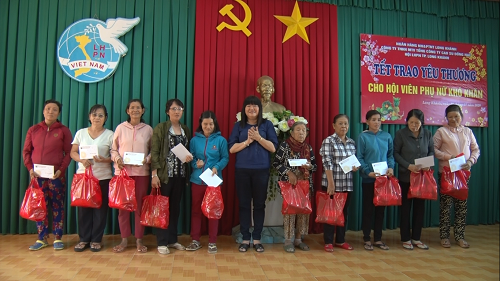 200120 đại diện hội LHPN tP trao quà cho hộ nghèo.png