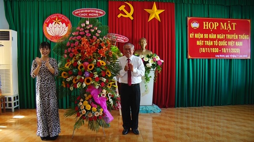 201118 lanh dao thanh uy tang hoa.jpg