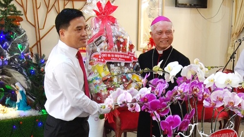 201216 BI THU THANH UY TANG QUA MUNG GIANG SINH 2020.jpg