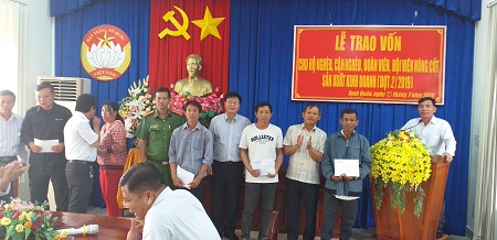20190723_084128 các vị lãnh đạo trao vốn.jpg