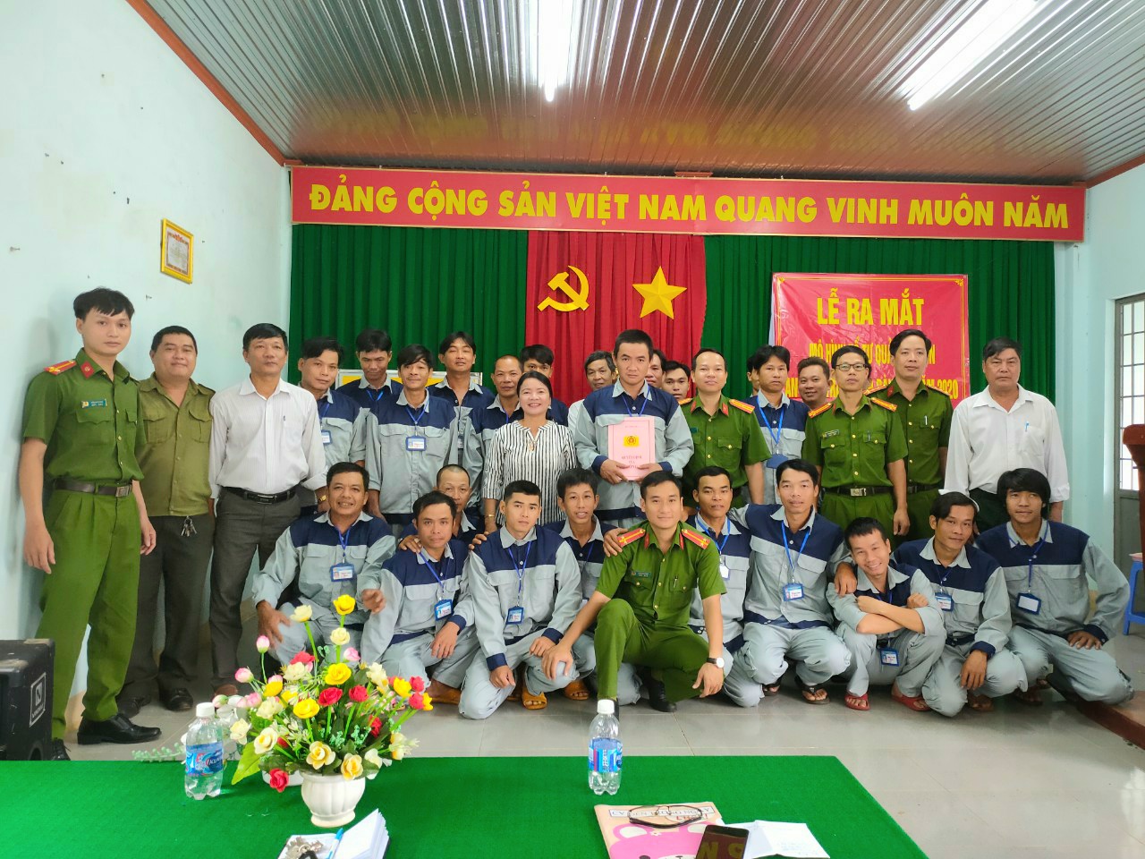 Ban Công an xã và các đại biểu chụp hình lưu niệm cùng các thành viên Mô hình.jpg