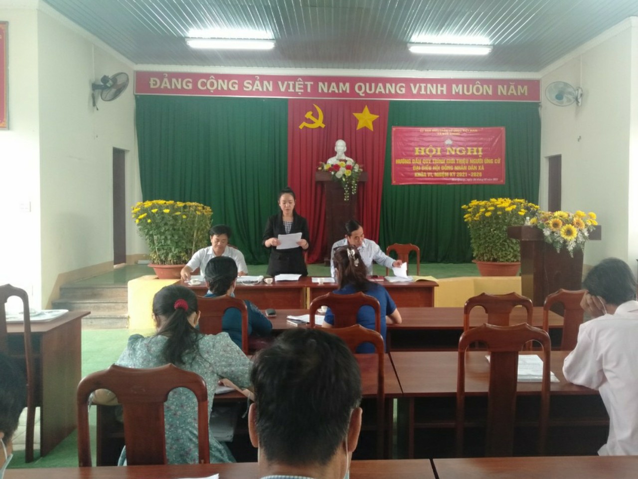 Bà Lương Thị Bảo Thùy, Chủ tịch UBMTTQ Việt Nam xã hướng dẫn quy trình giới thiệu người ứng cử .jpg