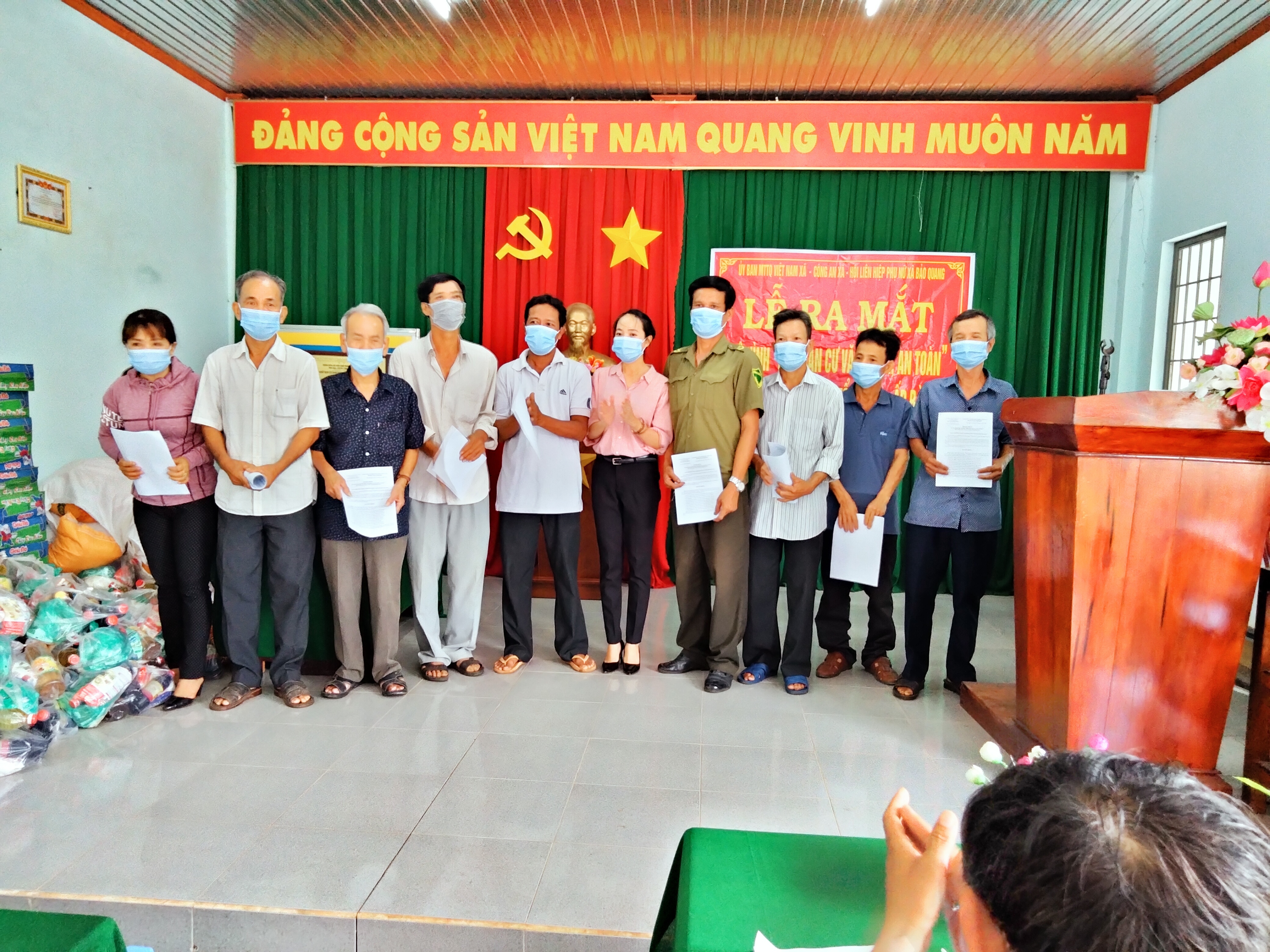 Bà Lương Thị Bảo Thùy, Chủ tịch UBMTTQ Việt Nam xã trao Quyết định cho Ban điều hành Mô hình.jpg