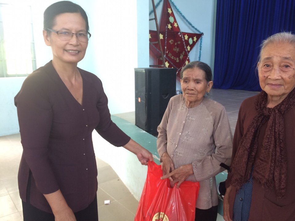 Bà Nguyễn Thị Hồng - Trưởng ban Trị sự PGHH trao quà cho người nghèo.jpg