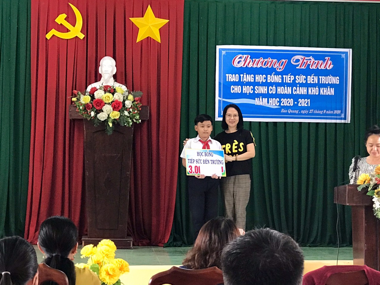 Bà Đoàn Thị Hải Ninh, đại diện Nhà tài trợ trao học bổng cho em Trần Đức Thọ, học sinh lớp 8 Trường THCS Bảo Quang.jpg