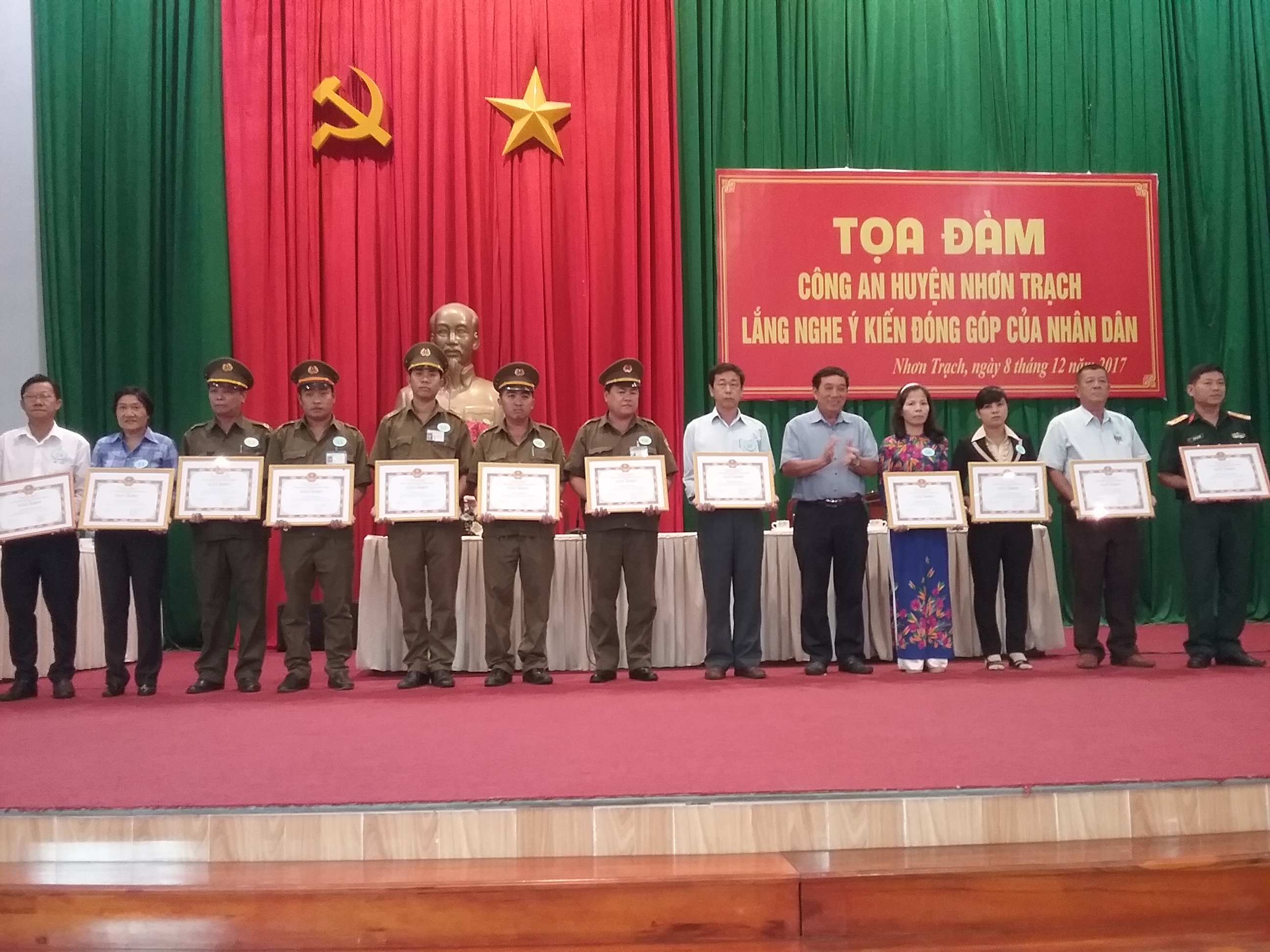 Khen thưởng các tập thể, cá nhân có thành tích xuất sắc trong tham gia phong trào ANTT.jpg