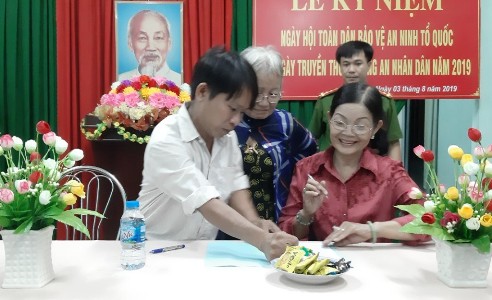 Ký kết giao ước thi đua năm 2019 tại khu phố 3.jpg