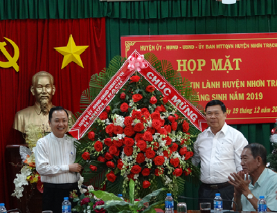 Lanh dao huyen tang qua giang sinh.png