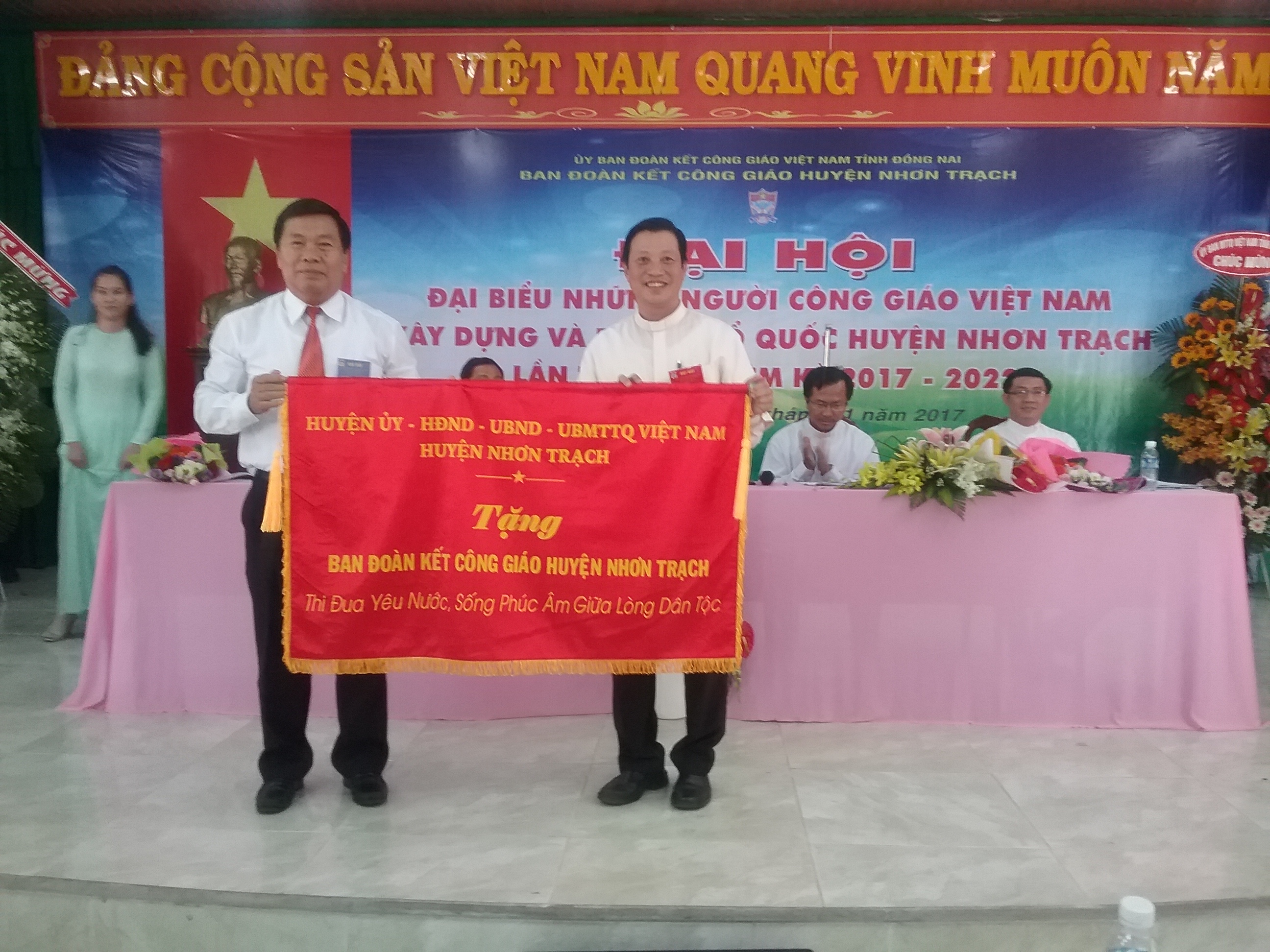 Lãnh đạo huyen trao tặng bức trướng.jpg