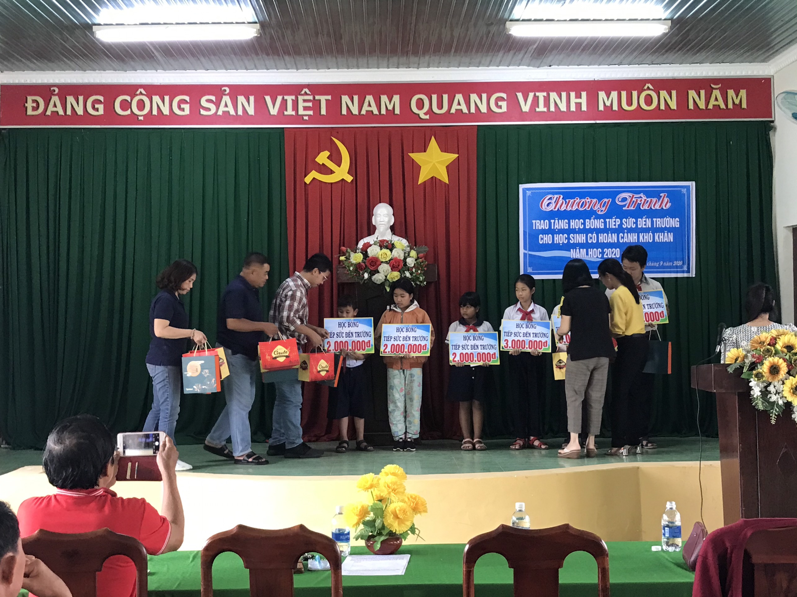 Nhà tài trợ trao quà Trung thu cho các em học sinh được nhận học bổng năm học 2020-2021.jpg