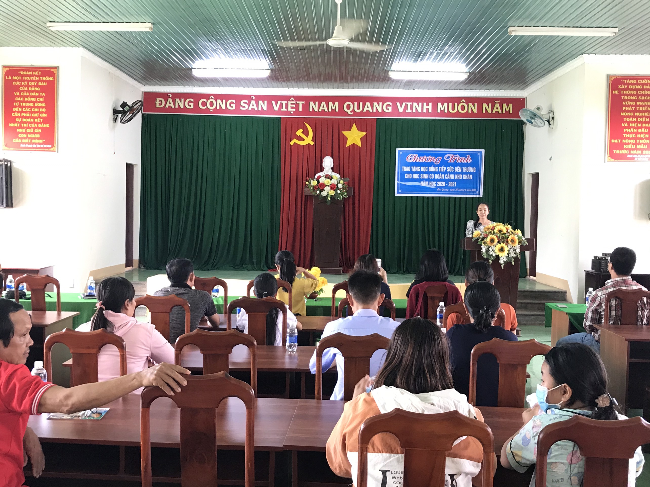 Quang cảnh Lễ trao tặng học bổng năm học 2020-2021.jpg