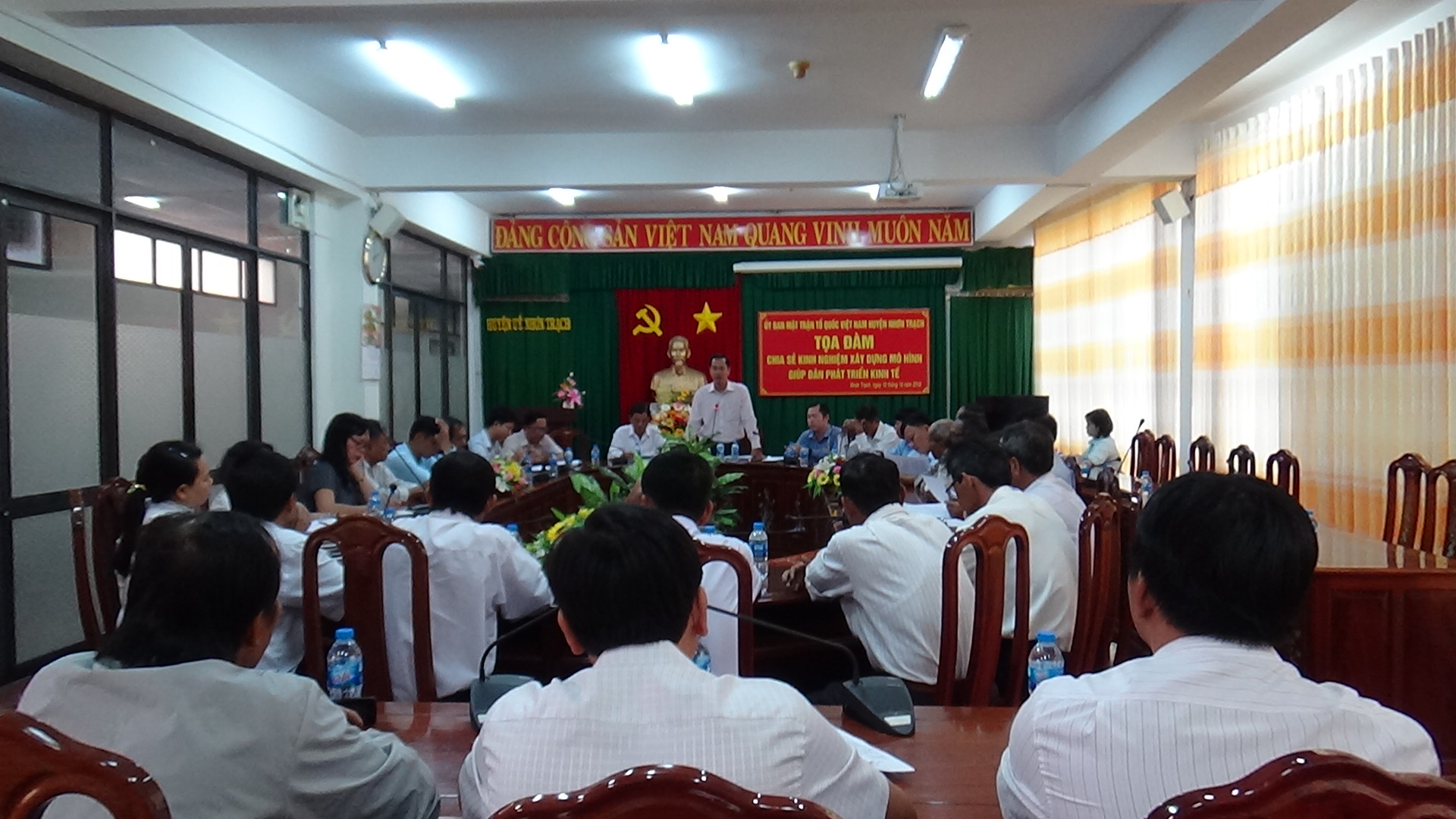 Quang cảnh buổi tọa đàm.JPG