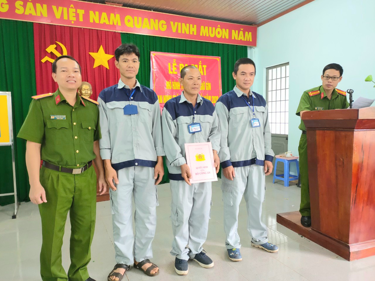 Thiếu tá Nguyễn Kiên Dũng, Trưởng Công an xã trao Quyết định cho Ban điều hành Mô hình.jpg
