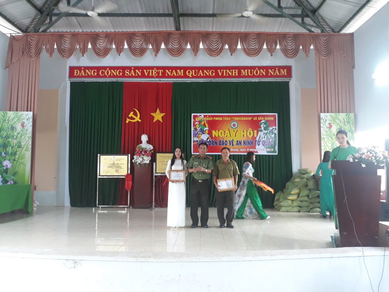 Thượng tá Nguyễn Văn Quảng, Phó Trưởng phòng PV 05 Công an Tỉnh trao giấy khen của Giám đốc Công an Tỉnh cho các cá nhân.jpg