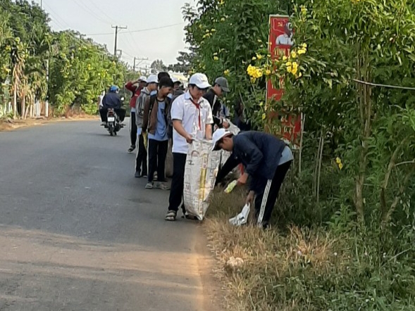 các em học sinh tham gia nhặt rác thải.jpg