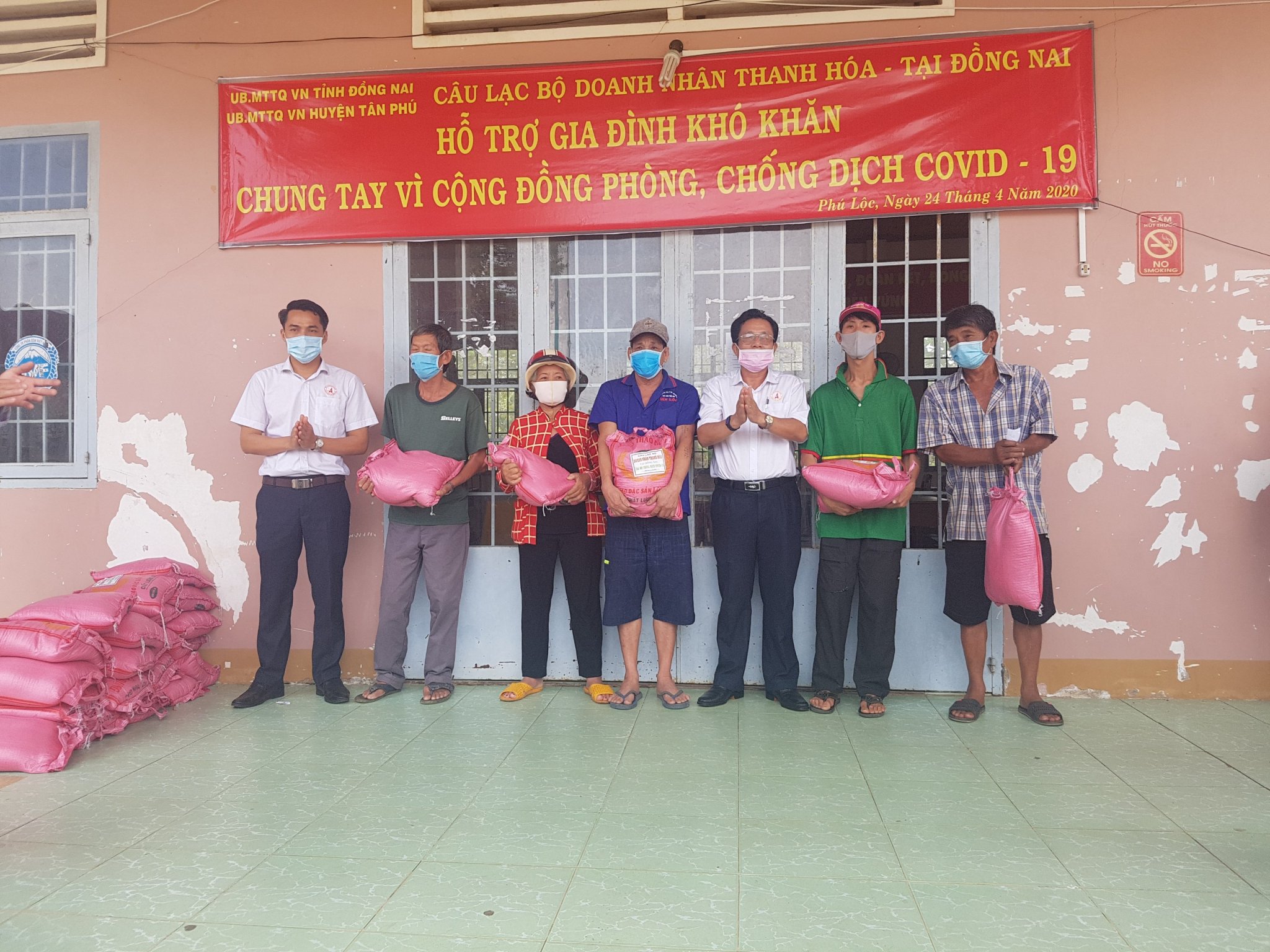 trao gạo Tp.jpg