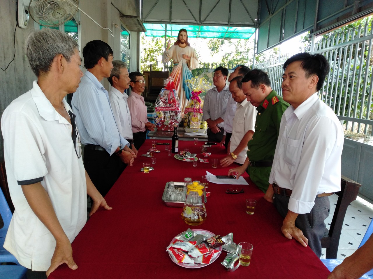 Ông Nguyễn Tiến Dũng, PBT Đảng ủy- Chủ tịch UBND xã thăm và tặng quà Giáo xứ Bảo Quang.jpg