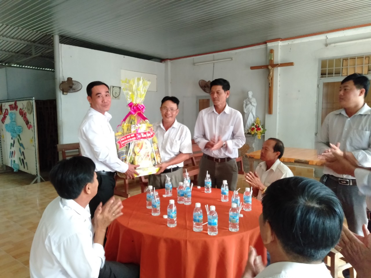 Ông Nguyễn Tiến Dũng, PBT Đảng ủy-Chủ tịch UBND xã thăm và tặng quà Giáo xứ Bàu Cối.jpg