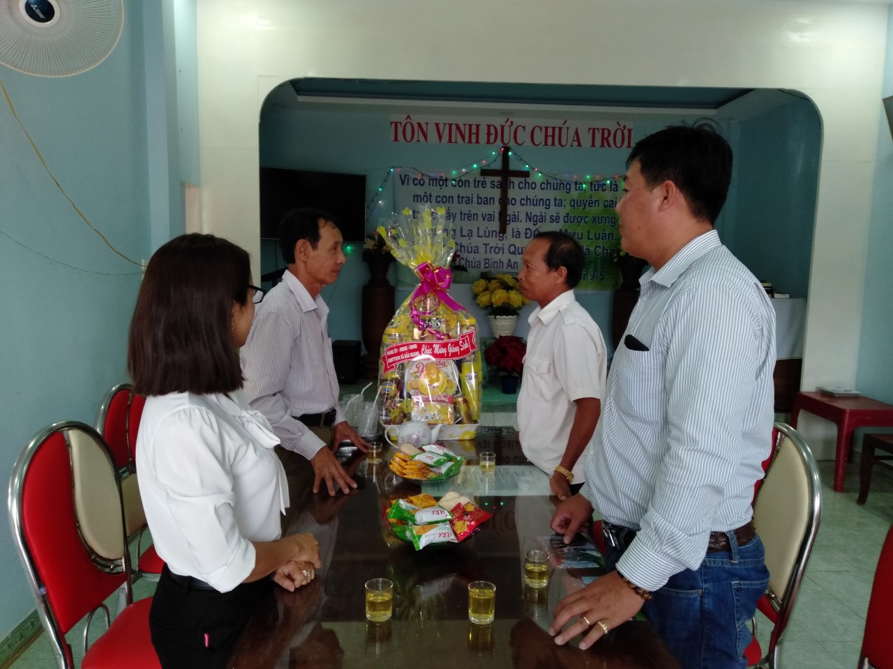 Ông Nguyễn Tiến Dũng, Thường trực Đảng ủy xã thăm và tặng quà Điểm nhóm Tin lành Ấp Bàu Cối .jpg