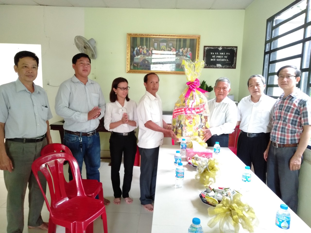 Ông Nguyễn Tiến Dũng, Thường trực Đảng ủy xã thăm và tặng quà Điểm nhóm Tin lành Ấp Ruộng Tre.jpg
