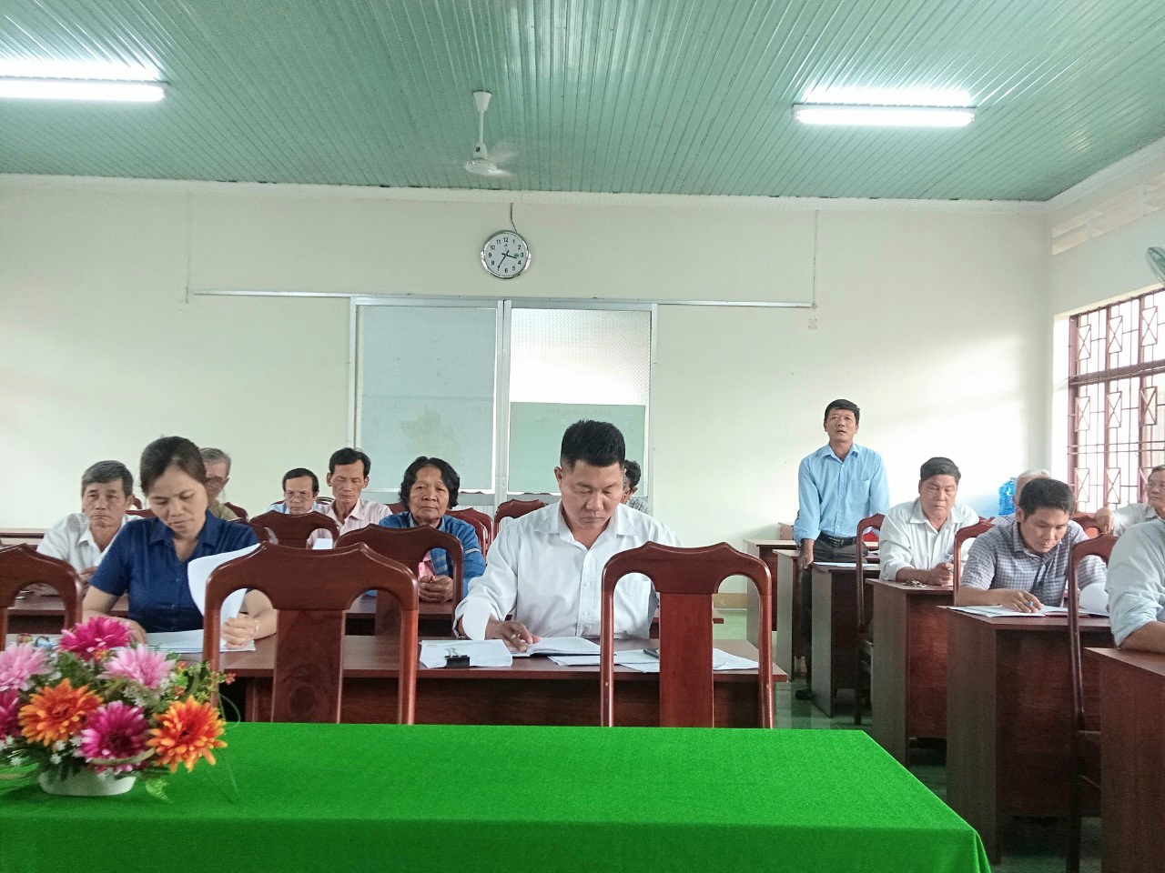 Ông Nguyễn Trí Hùng, Bí thư Chi bộ-Trưởng ban phát triển ấp Bàu Cối, phát biểu ý kiến trong Hội nghị.jpg