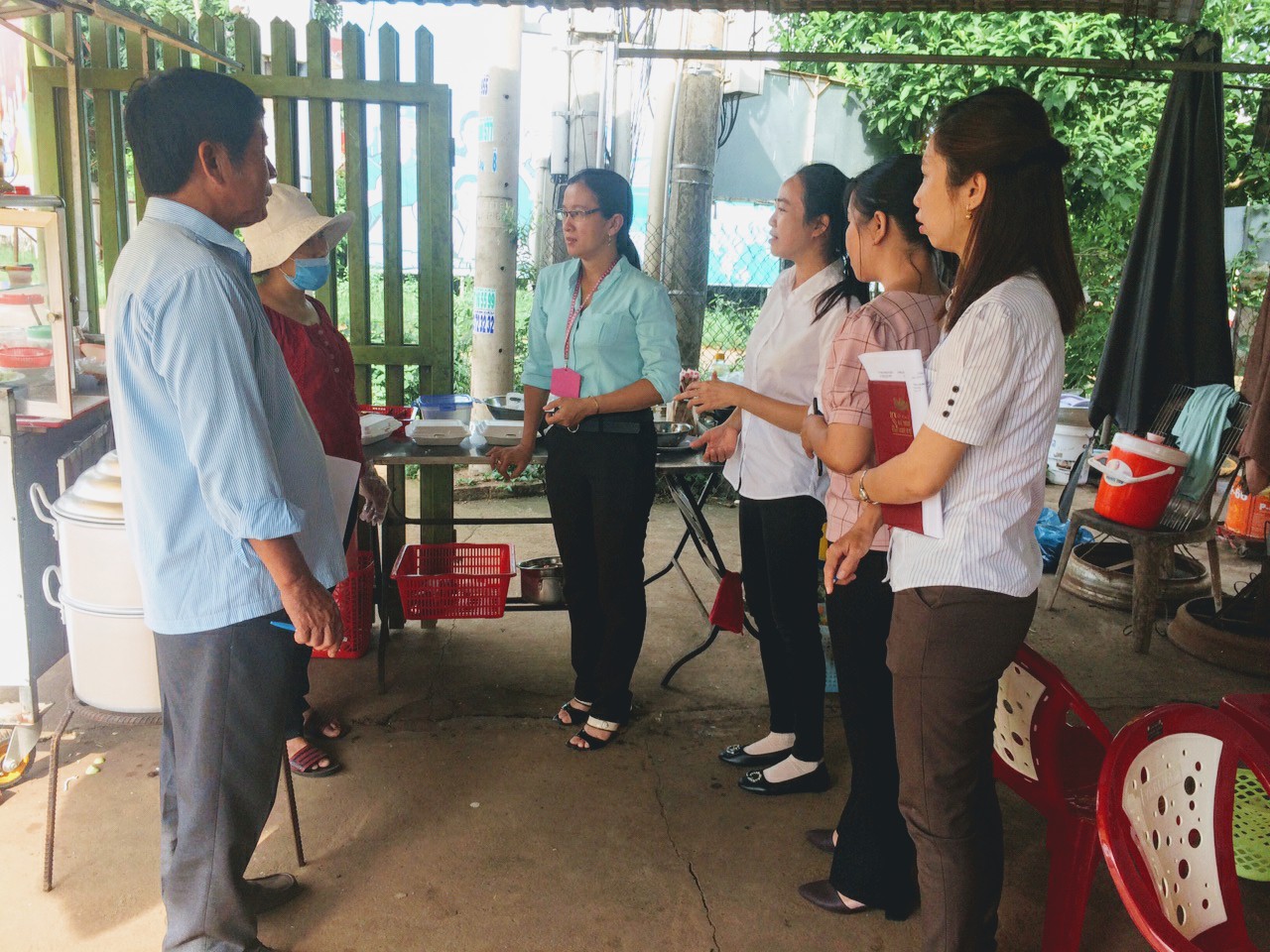 Đoàn giám sát khảo sát thực tế tại cơ sở kinh doanh cơm tấm.jpg