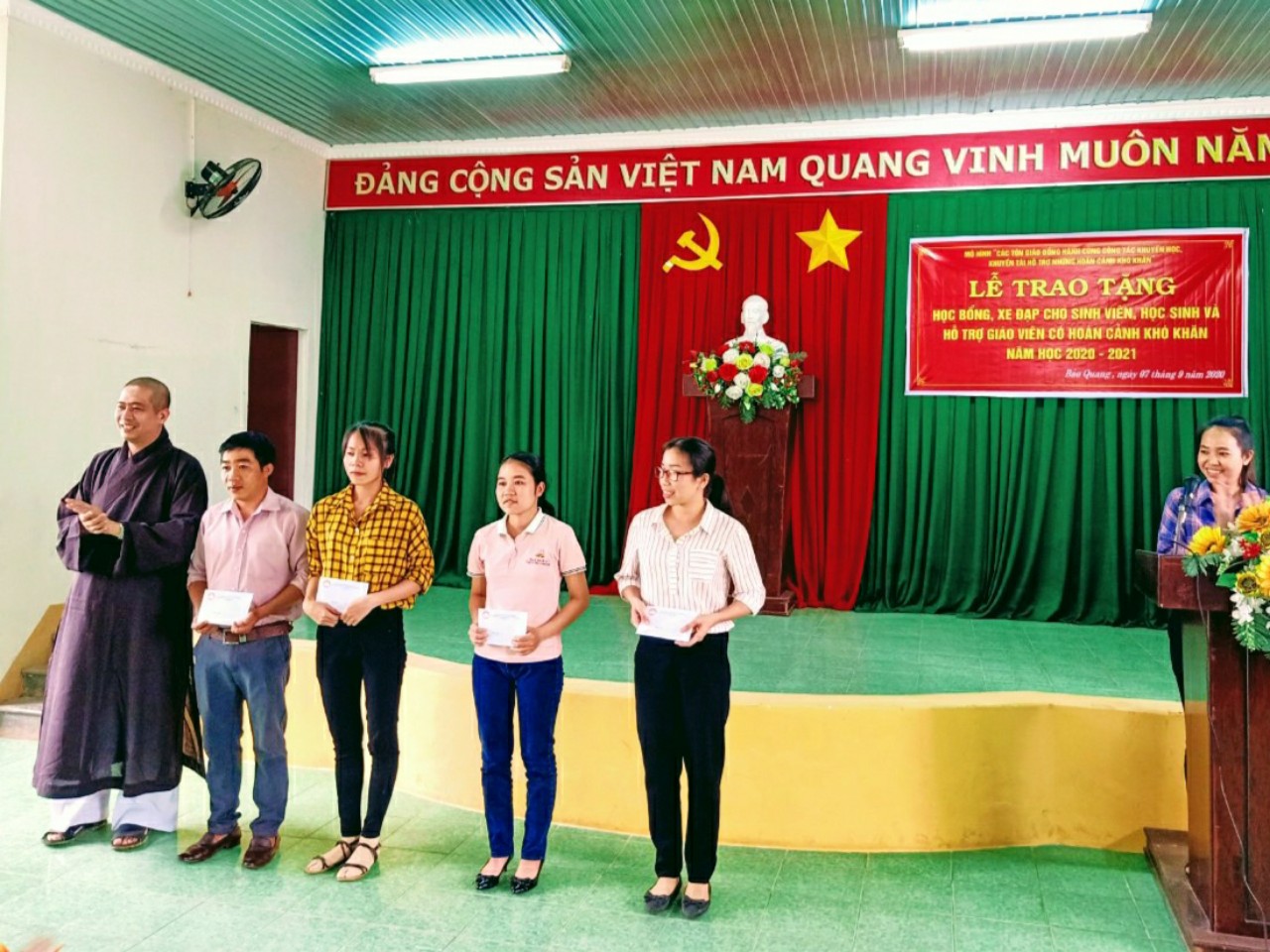 Đại đức Thích Hạnh Tín, trụ trì Chùa Huyền Trang, Phó ban thường trực Mô hình trao hỗ trợ cho các thầy cô các trường .jpg