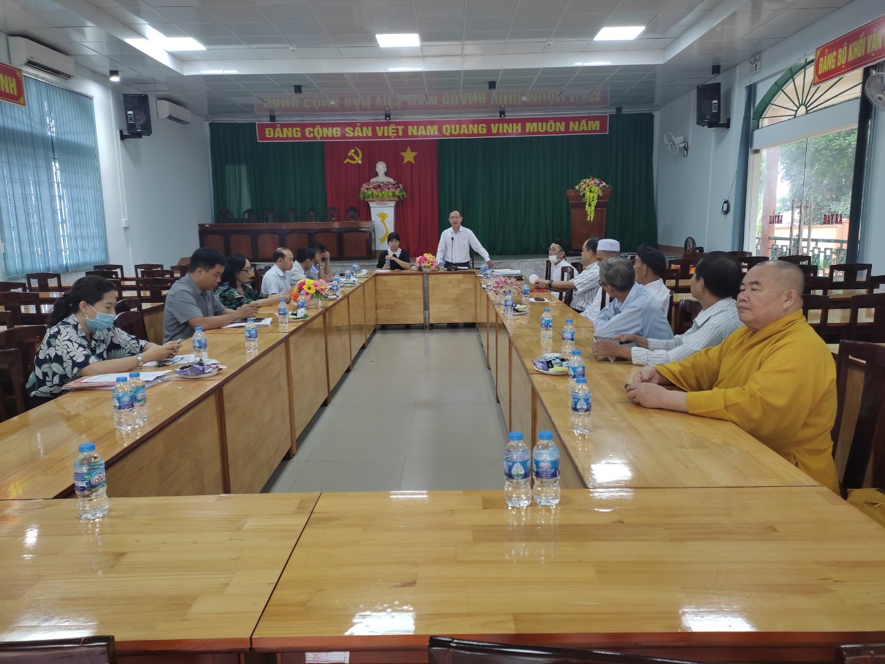 Đồng chí Phạm Ngọc Lộc- PCT MTTQ huyện đang triển khai một số nội dung tại cuộc họp (1).jpg