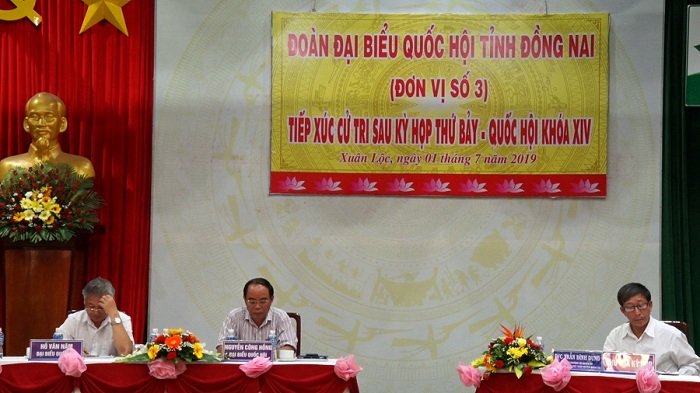 tren dai bieu.jpg