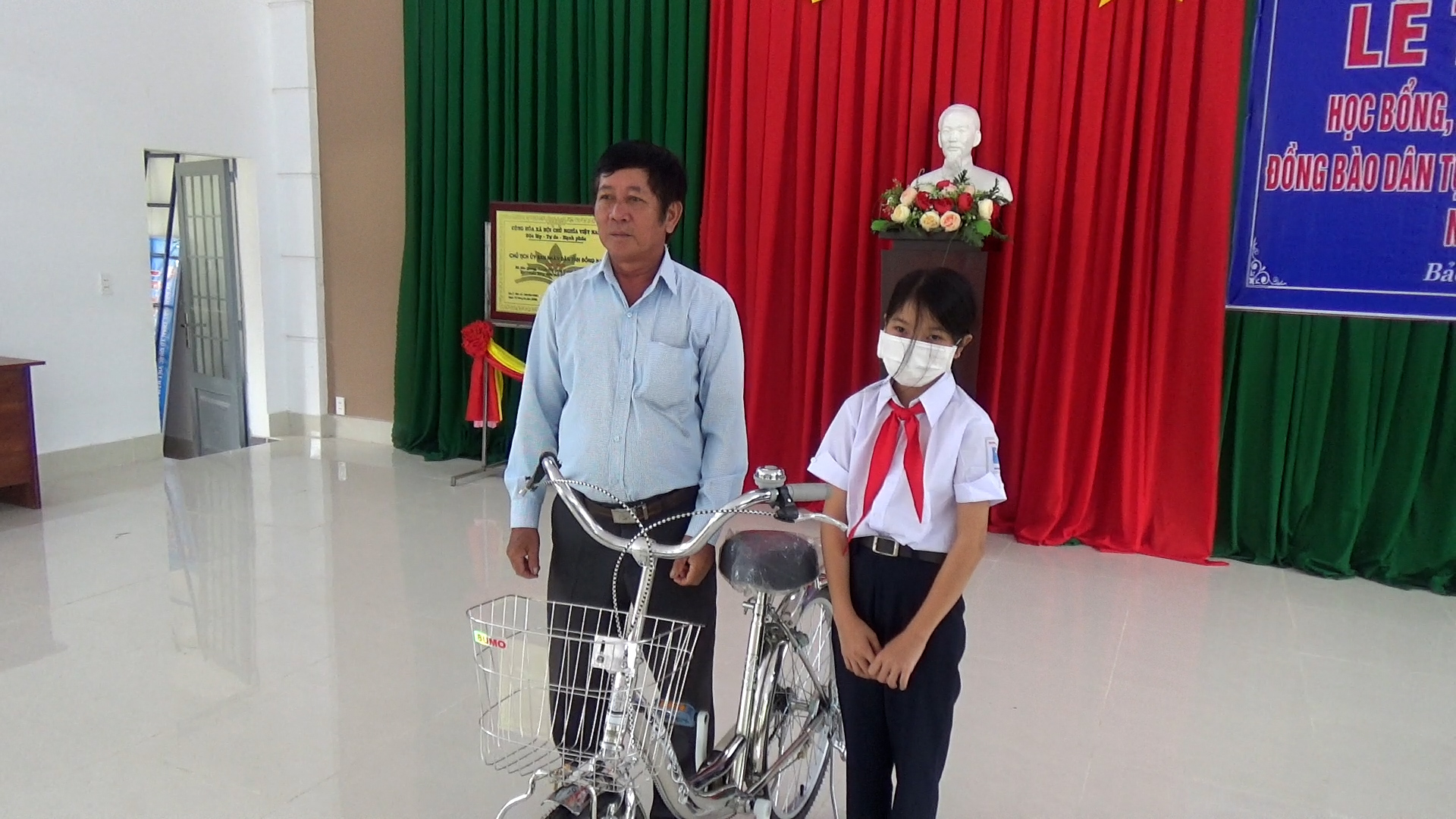 Ông Hoàng Thiên Bình, Phó ban điều hành mô hình tặng xe đạp cho học sinh.jpg