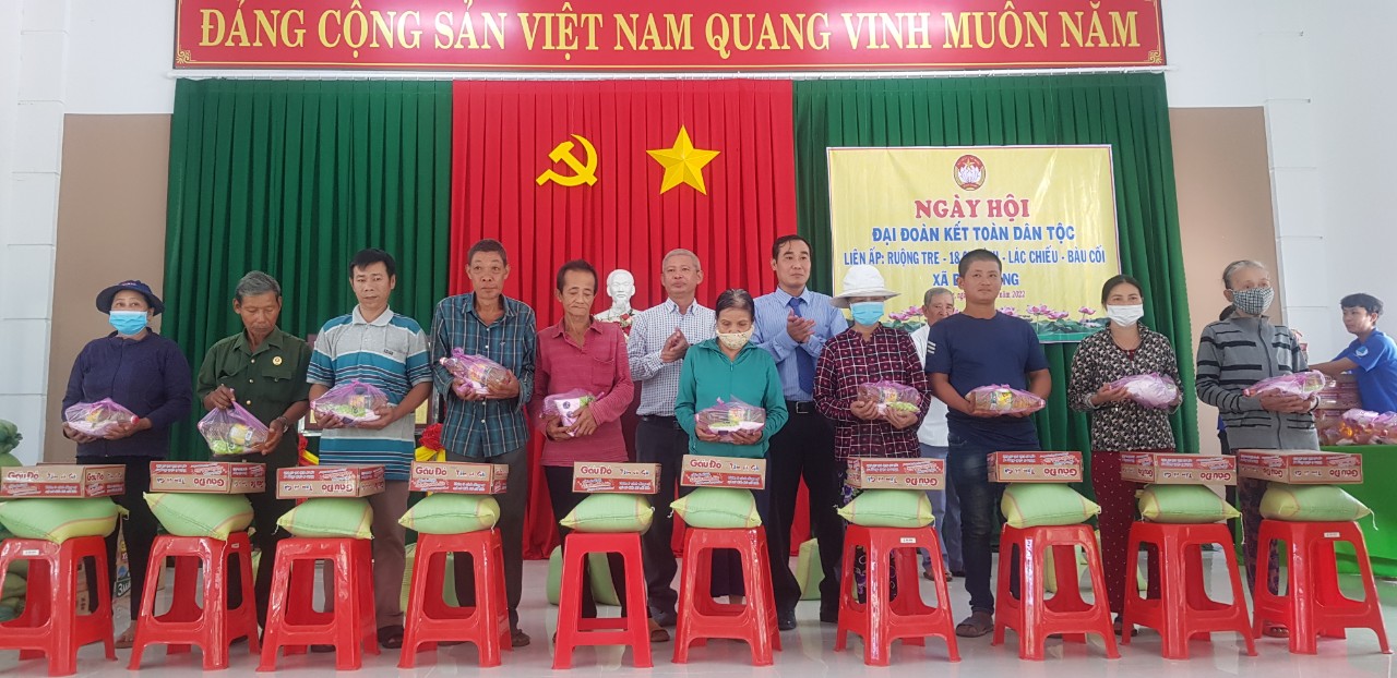 Ông Nguyễn Tiến Dũng, Chủ tịch UBND xã tặng quà cho các hộ khó khăn tại Ngày hội.jpg