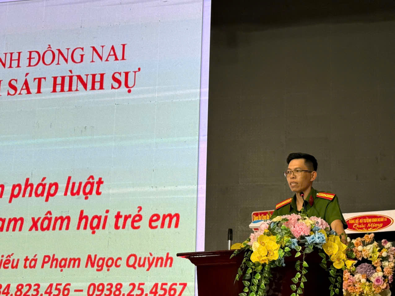 Đại diện Công an trao đổi phòng chống xâm hại trẻ em.jpg