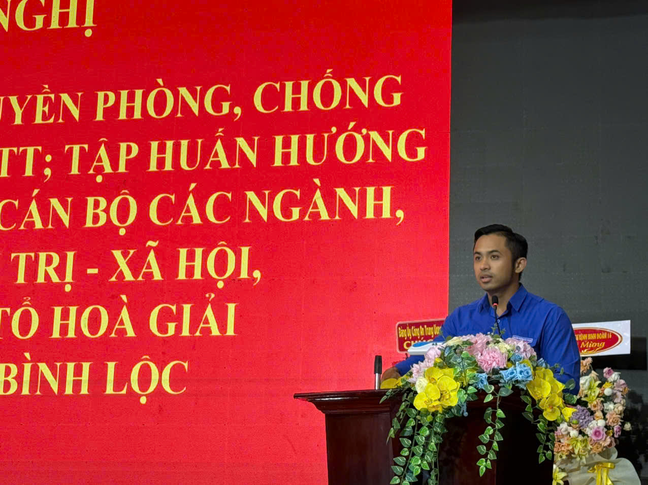 Đại diện Tỉnh Đoàn trao đổi.jpg