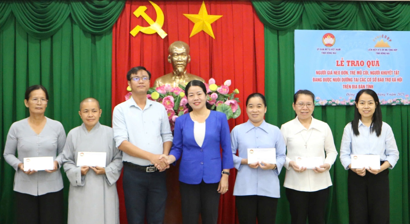 Phối hợp trao tặng gần 1,28 ngàn phần quà cho 20 cơ sở bảo trợ xã hội trên địa bàn tỉnh